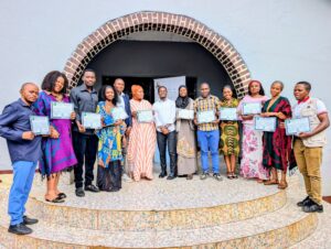 Photo d'ensemble des participants arborant fièrement leurs certificats à la clôture de la formation MEAL