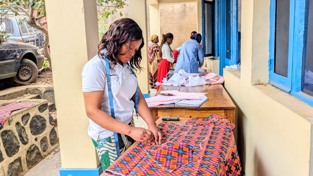 Apprenantes de l’APEF pendant leur stage en coupe-couture à Bukavu