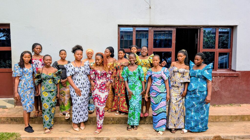 Apprenantes de l’APEF pendant leur stage en coupe-couture à Bukavu